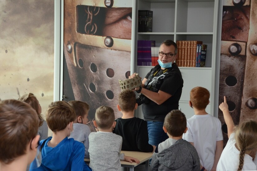 Fot. Klaudia Godziek - absolwentka ZSP nr 6 Kleszczów; na zdjęciu budynek ZSP nr 6