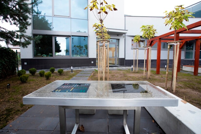 Fot. Klaudia Godziek - absolwentka ZSP nr 6 Kleszczów; na zdjęciu budynek ZSP nr 6