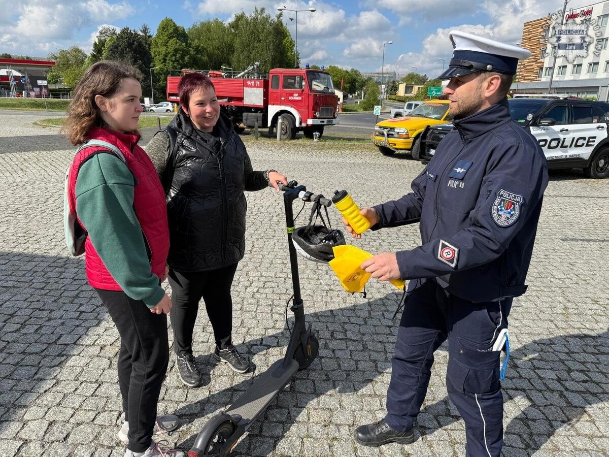 Zlot pojazdów zabytkowych i amerykańskich oraz akcja honorowego krwiodawstwa w Muzeum Ognia w Żorach / fot. KMP Żory
