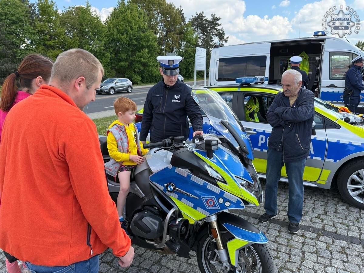 Zlot pojazdów zabytkowych i amerykańskich oraz akcja honorowego krwiodawstwa w Muzeum Ognia w Żorach / fot. KMP Żory