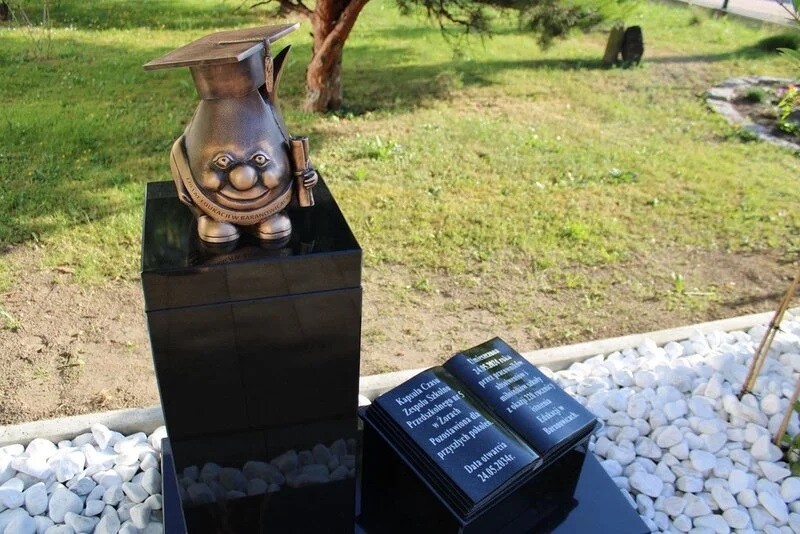 Przed wejściem do ZSP 5 w Baranowicach pojawił się nowy Żorek w birecie na głowie oraz z szarfą upamiętniającą 220 lat edukacji w Baranowicach - właśnie taki jubileusz świętuje w tym roku żorska placówka / fot. UM Żory