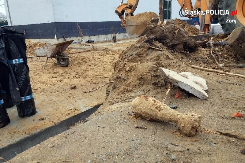 Żory: Ewakuowano ponad 100 osób z terenu szkoły. Znaleziono pocisk moździerzowy