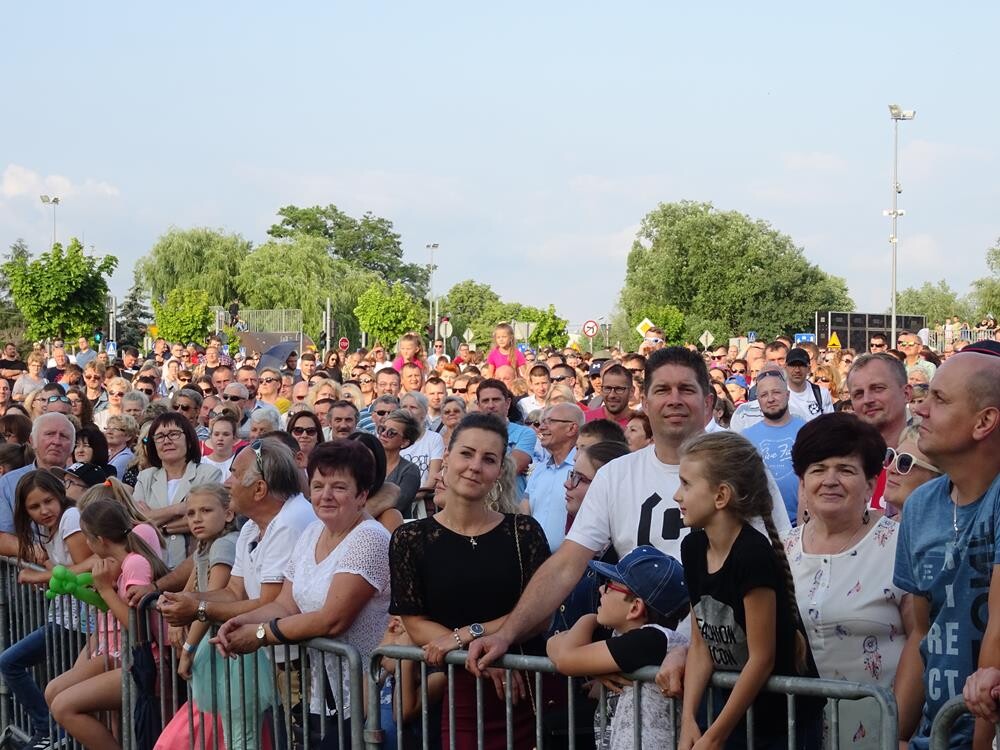 Drugi dzień 41. Żorskiej Wiosny Młodości zgromadził tłumy. Dla zebranej publiczności wystąpili Kabaret Młodych Panów i Ewa Farna. Zobaczcie naszą fotorelację!